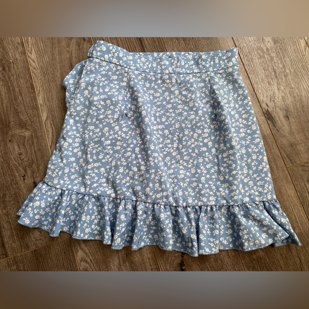 Pretty blue with white Floral Wrap mini Skirt with ties frills and ruffles - Picture 4 of 6